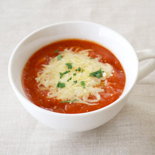 トマトとポレンタのスープ　チーズがけ